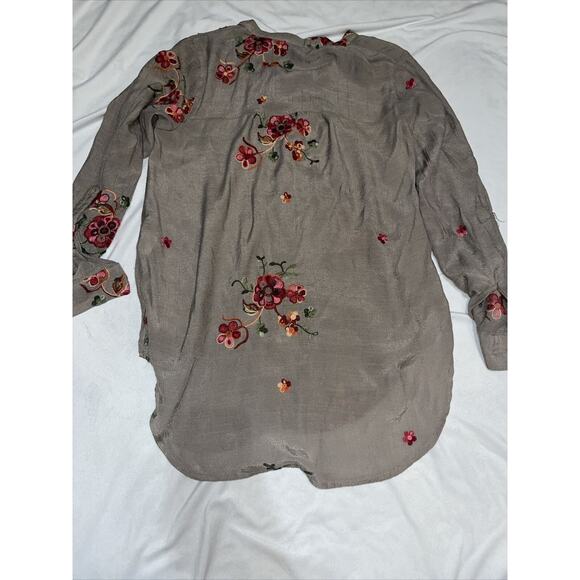Fig & Flower Top Blouse S Small Taupe Embroidered Floral Roll Tab Sleeve 3A - Picture 8 of 9